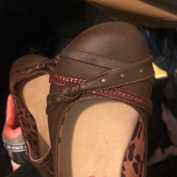 Brown flats! - Picture 2 of 6